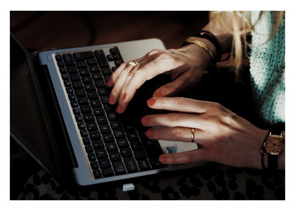 hands on laptop blogging