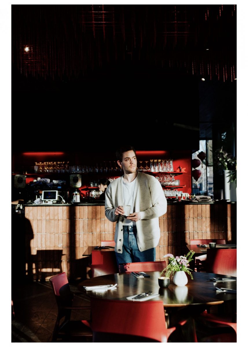 Photostory Outletcity Metzingen Man with coffee in restaurant